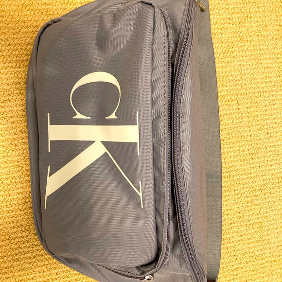 Calvin Klein lightweight sling bag - Picture 6 of 6